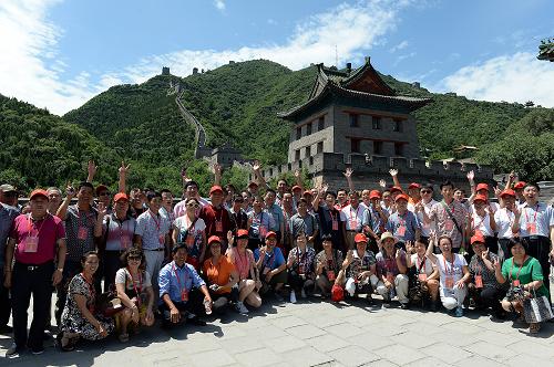 7月28日,前來參觀考察的勞動模范在北京居庸關長城上留影。當日,首批共200名全國勞動模范齊聚北京、北戴河集中休養,正式啟動2013年全國勞模休養活動。首批勞模休養活動從7月27日持續至8月2日,除在北京參觀考察外,勞模們還將前往北戴河度過一個難忘的假期。中華全國總工會于7月至11月期間,,組織5000名勞模分33批前往北戴河、青島、廈門等11個休養基地“度假”。這是全國總工會開展勞模休養活動以來人數最多的一次。新華社記者 何俊昌 攝