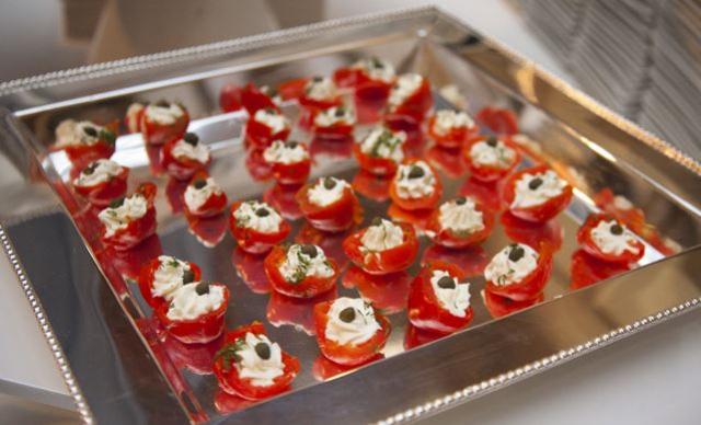 貼心服務:包括放在銀盤上櫻桃慕斯蛋糕在內的美味點心,以及由幾位供應商在舒適的休息區供應零食,讓客人們享用.?